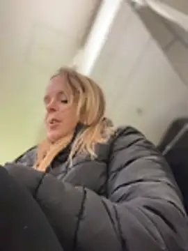 SexyMilf_1987 - Komplett nackt auf dem Klo Fingern