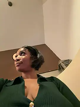 ___Nessa - Hard squirt on Public seat here