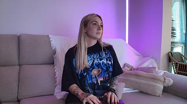 Tattoobbgirl - naked 15 mins.