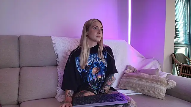 Tattoobbgirl - naked 15 mins.