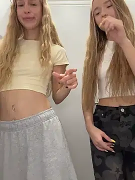Kira_mia - BOTH GIRL LIFT TOPS& SLAP BOOBIES+OPEN🚪