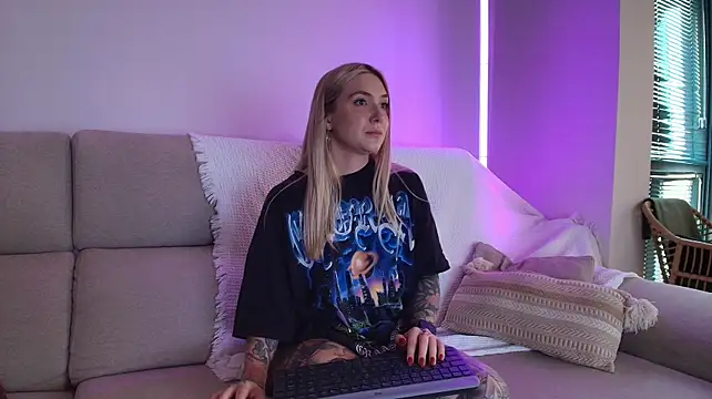 Tattoobbgirl - naked 15 mins.
