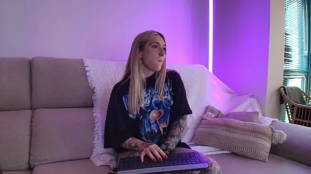 Tattoobbgirl - naked 15 mins.