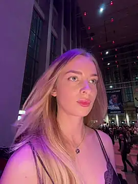 EvieEvans - LAST TIP GETS 3 PORNS WITH 50 STRANGERS