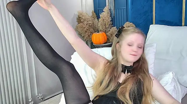 LilianHowards - play under my panty