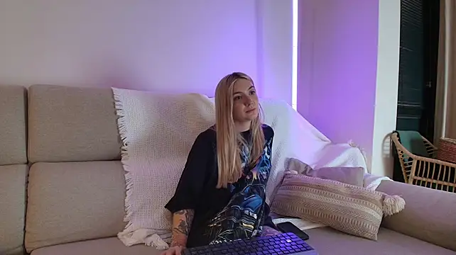 Tattoobbgirl - naked 15 mins.