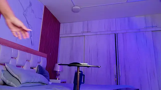 Mia_hank