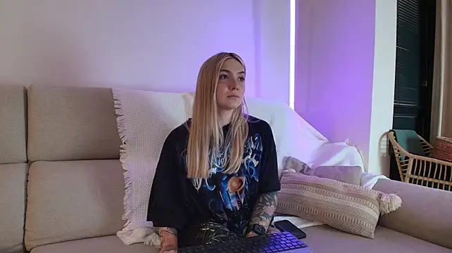 Tattoobbgirl - naked 15 mins.