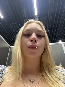 AngelinaTous - I'll show my tits on the street 🔥