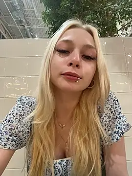 AngelinaTous - I'll show my tits on the street 🔥