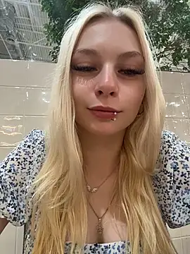 AngelinaTous - I'll show my tits on the street 🔥