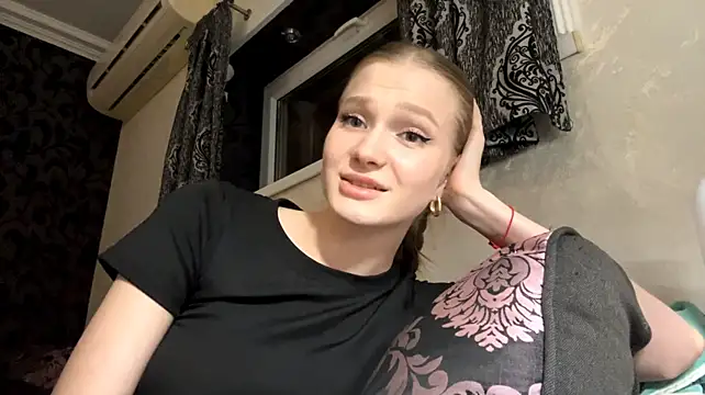 MirellaWittrock - show lips close to cam