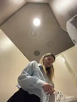 MaryHiggins - Playing with a dildo