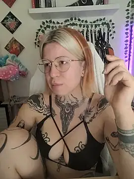 Divine_eve - top off and tits play