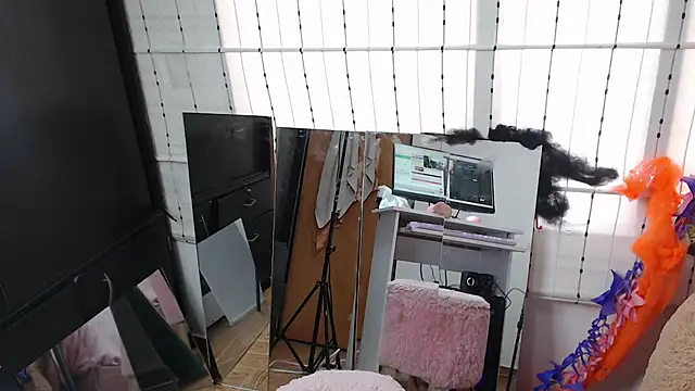 Strawberry_small - dance + naked