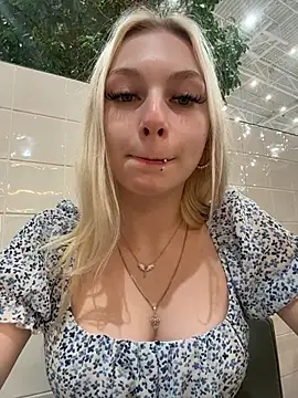 AngelinaTous - I'll show my tits on the street 🔥