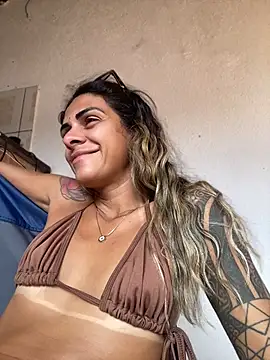Sabrinaneves - Gozando escondido no banheiro
