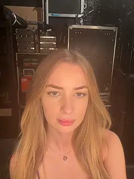 EvieEvans - LAST TIP GETS 3 PORNS WITH 50 STRANGERS