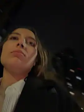 ICrazyOneIRL - 😱ASK STRANGER SEE& SQUEEZE MY ASS NOW!