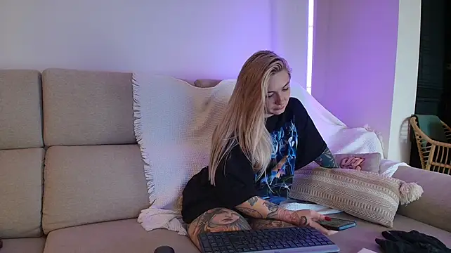 Tattoobbgirl - naked 15 mins.
