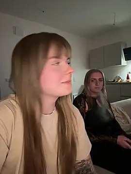 LisaFreierxx - Squezze my boobs 🍒