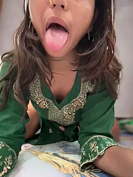 4U143 - Full nude show