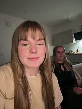 LisaFreierxx - Squezze my boobs 🍒