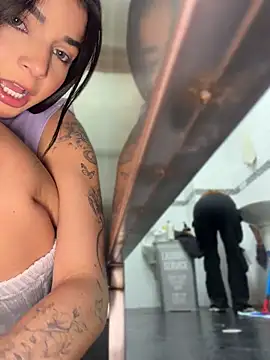 ArieliciousXXX - SQUIRT IN PUBLIC BATHROOM😈💦💦