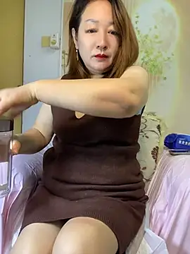 Ruyier - 假陽具摩擦陰部5分鐘 Rub dildo on pussy 5 min