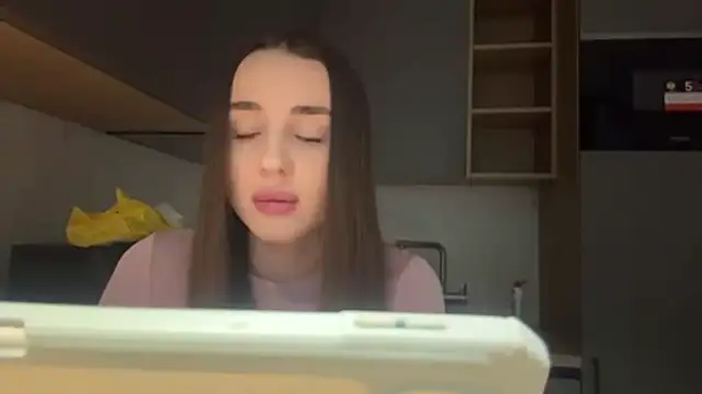 Dianaluves1 - Blow a kiss close to cam😘