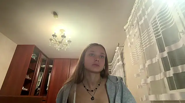 Romy_Grei - Show my bare feet close-up 🦶🔍