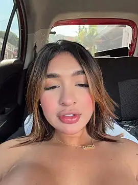 Jenn_fit - Paola shows her breasts to a stranger