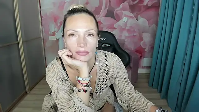 AlinaMoor - I'll play with the pussy