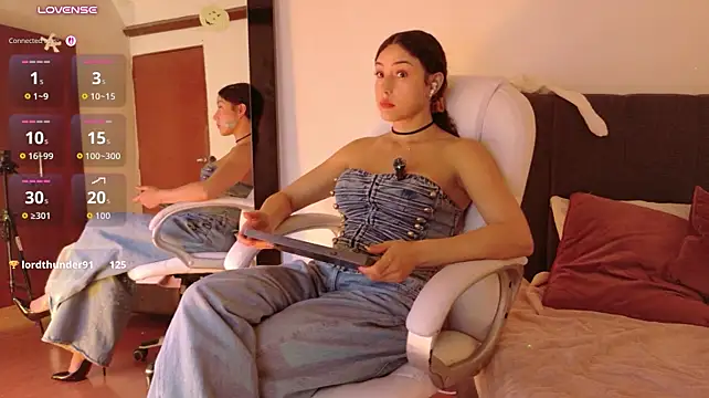Lia_Tinez - oil on boobs