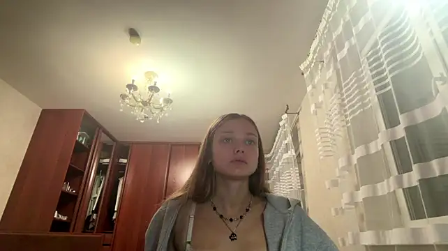 Romy_Grei - Show my bare feet close-up 🦶🔍