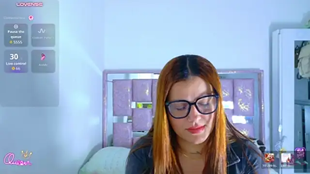 Alexandra_Torress - flashing her breasts and masturbarse