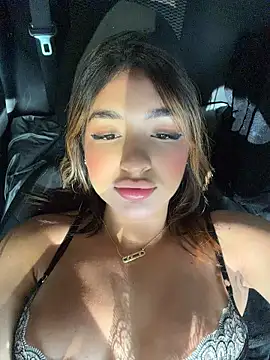 Jenn_fit - Paola shows her breasts to a stranger