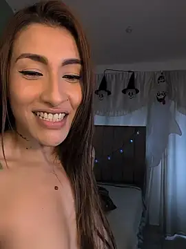 LatinaRoomies - FRENCH KISSES AND SQUIRTING