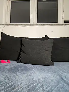 Laurasommer - naked + 5 min toy control
