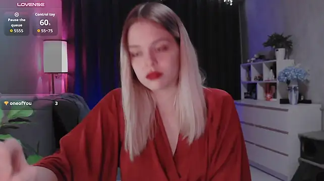 VivienJaques - Tease your cleavage?