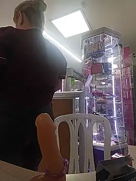 Hanna_Xarx - SHOW TITS IN THE STORE