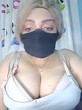 Loolly - Oil on boobsافرك بزازي با لزيت