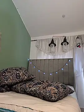 LatinaRoomies - FRENCH KISSES AND SQUIRTING