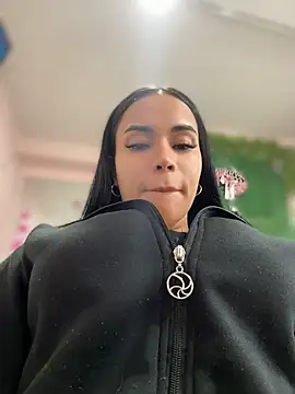 Naatalia - Pussy happy in my work