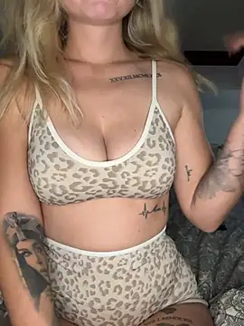 BlondieLinaaa - doggy pose close to cam 🍑