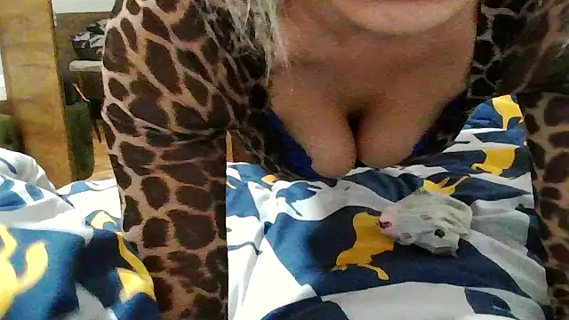 Sarahstrip1 - pucsit,1x fenek szethuzas,5x fenekrecsap