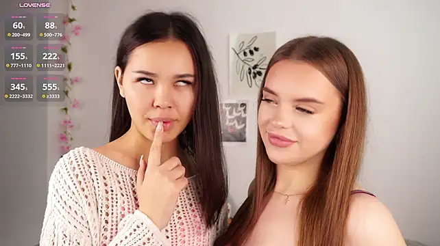 Mellywow - Let us tease you moving our tops ;)