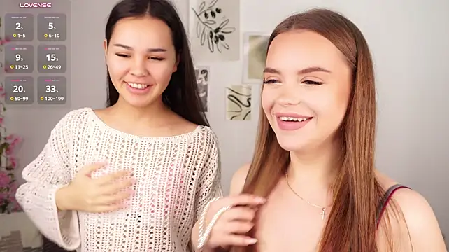 Mellywow - Show these cute asses & wiggle together