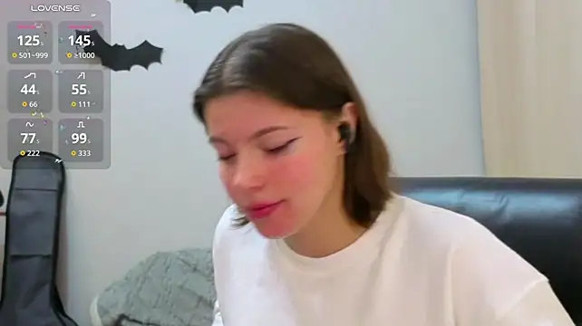 LoriYates - topless and play with nipples
