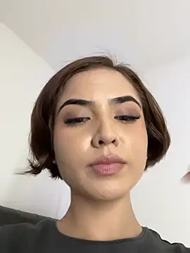 LadyScarlett_ - Take off a garment☺️